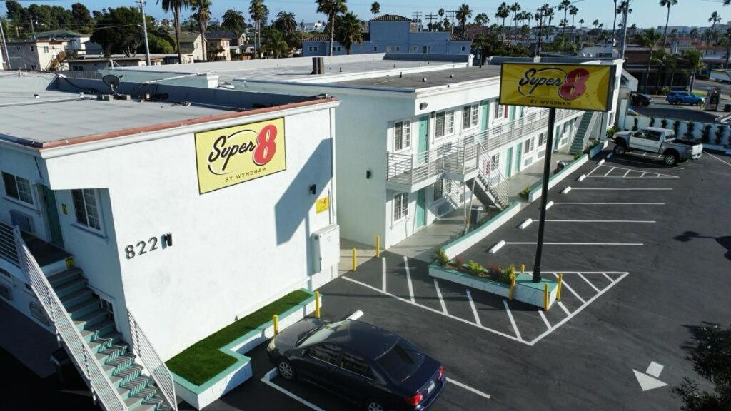 Hotel Super 8 By Wyndham Oceanside Downtown Exterior foto