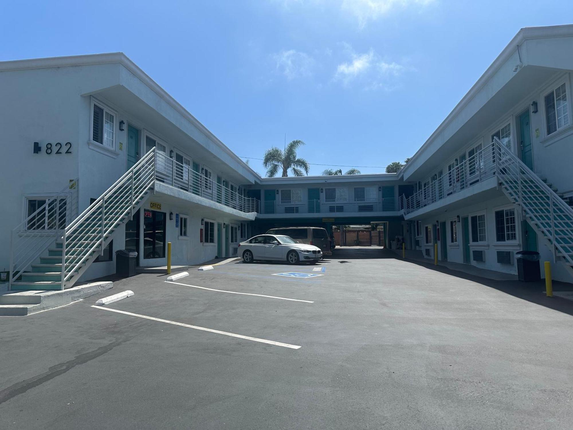 Hotel Super 8 By Wyndham Oceanside Downtown Exterior foto