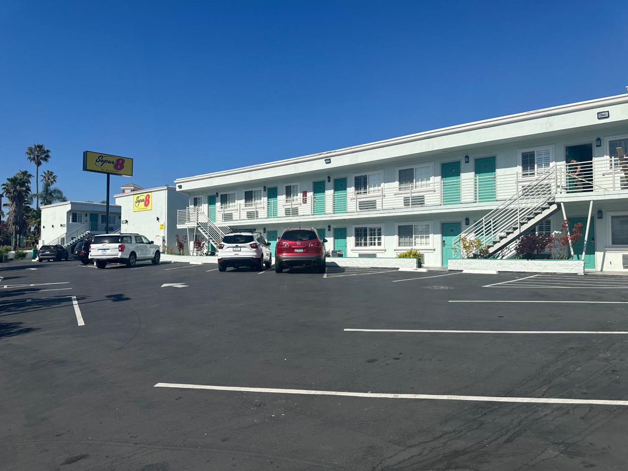 Hotel Super 8 By Wyndham Oceanside Downtown Exterior foto