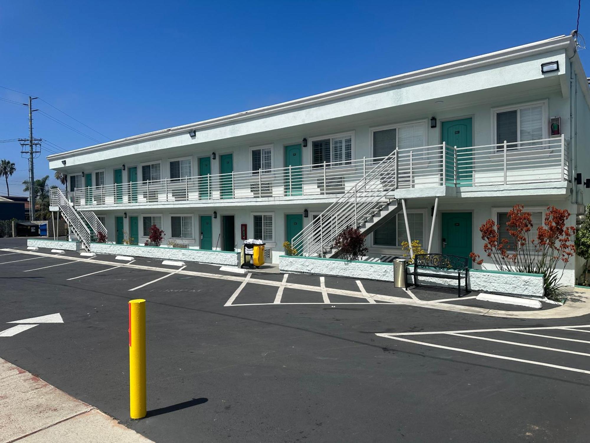 Hotel Super 8 By Wyndham Oceanside Downtown Exterior foto
