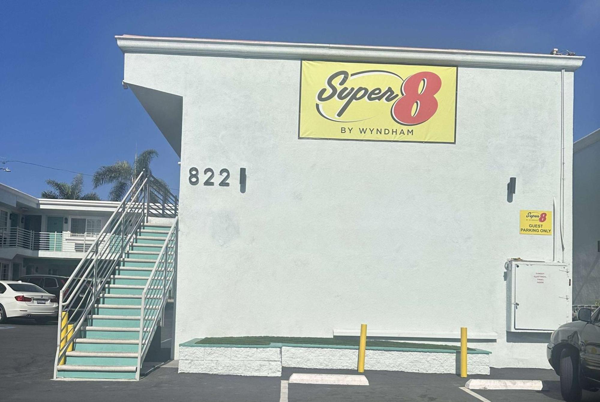 Hotel Super 8 By Wyndham Oceanside Downtown Exterior foto