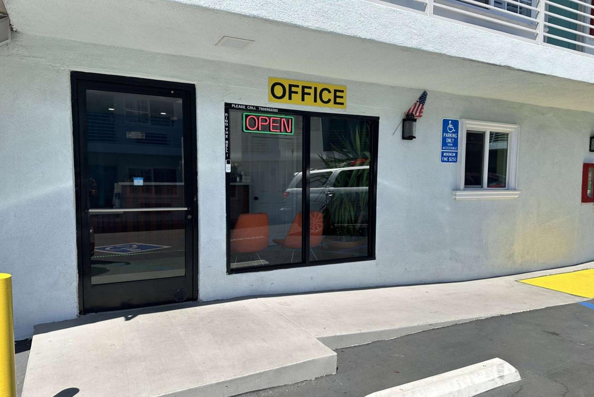 Hotel Super 8 By Wyndham Oceanside Downtown Exterior foto